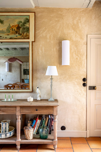 Console en bois rustique avec objets décoratifs dans une maison de campagne rénovée, projet de décoration d'intérieur d'une maison secondaire.